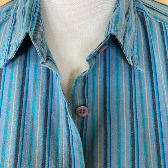 Columbia Vintage Woman’s Button Down Shirt. Fitted, Rounded Hem, Cotton, Size M - Picture 2 of 13